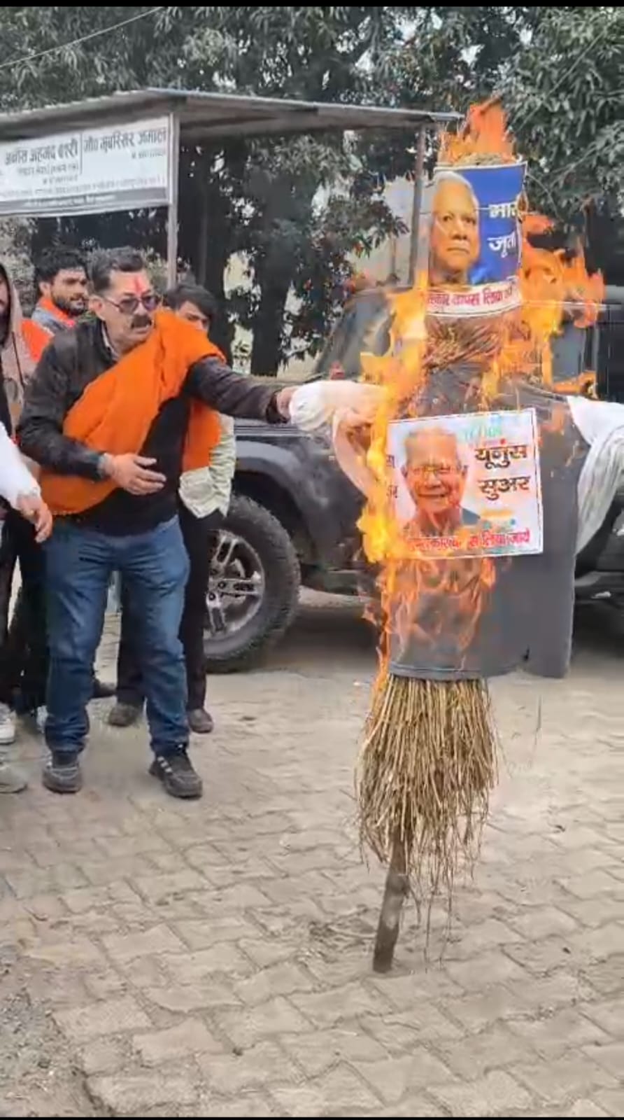 मुजफ्फरनगर के जानसठ में गरजे शिवसैनिक: बांग्लादेशी प्रधानमंत्री का पुतला फूंका; 'शांति का नोबेल' वापस लेने की उठाई मांग