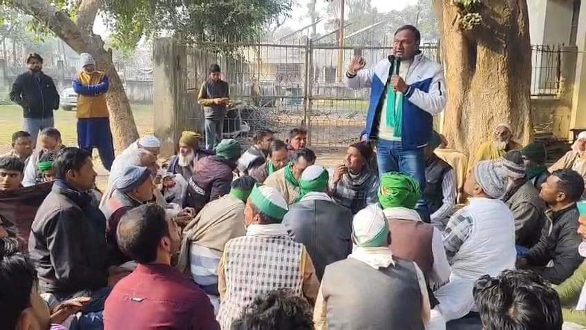 मुजफ्फरनगरः चरथावल बिजलीघर पर भाकियू का हल्ला बोल: बिना सूचना 'लोड' बढ़ाने और जर्जर तारों को लेकर अनिश्चितकालीन धरने की चेतावनी