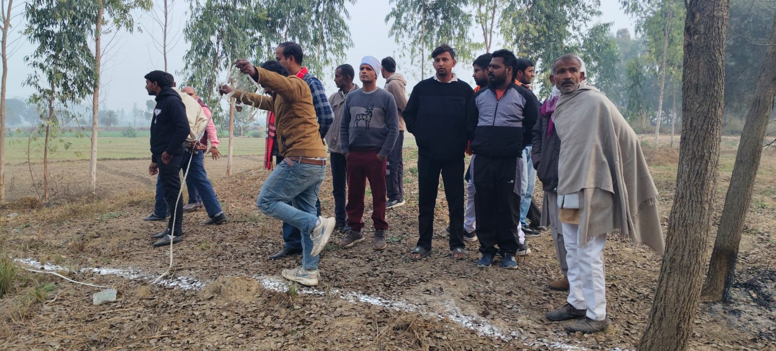 जलालाबाद: कब्रिस्तान विवाद के बाद राजस्व टीम ने की पैमाइश, 4 बीघा सरकारी जमीन पर मिला अवैध कब्जा