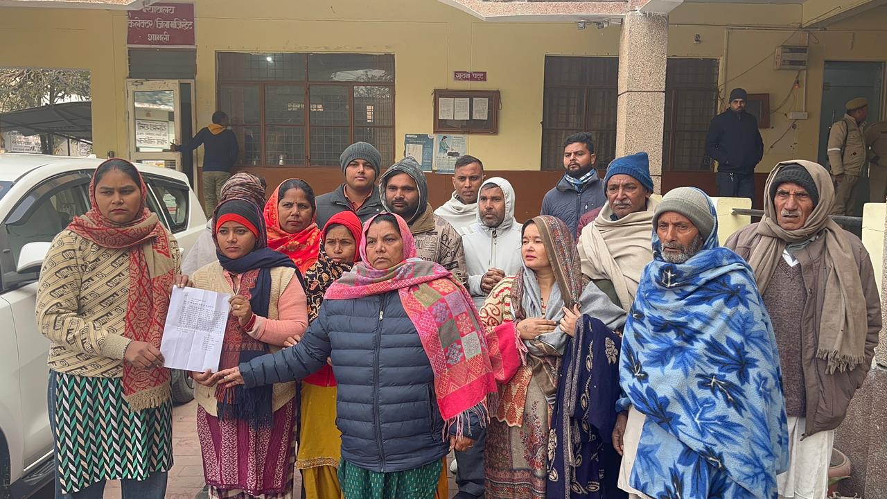 शामली में अधूरे नाले से परेशान कौशांबी विहार के लोगों ने कलेक्ट्रेट पहुंचकर की शिकायत, डीएम ने ईओ को मौके पर बुलाया