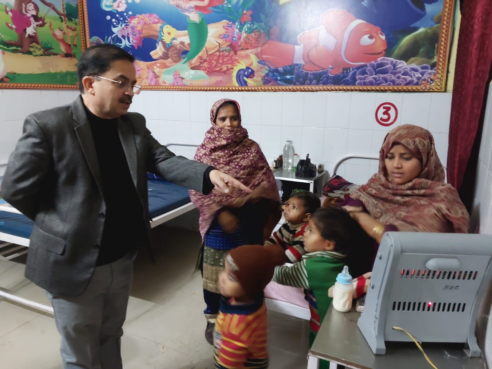 मुजफ्फरनगर में मुख्य चिकित्सा अधिकारी ने जिला चिकित्सालय में रेन बसेरा, ई- संजीवनी टेलीमेडिसिन केंद्र तथा पोषण पुनर्वास केंद्र का निरीक्षण किया