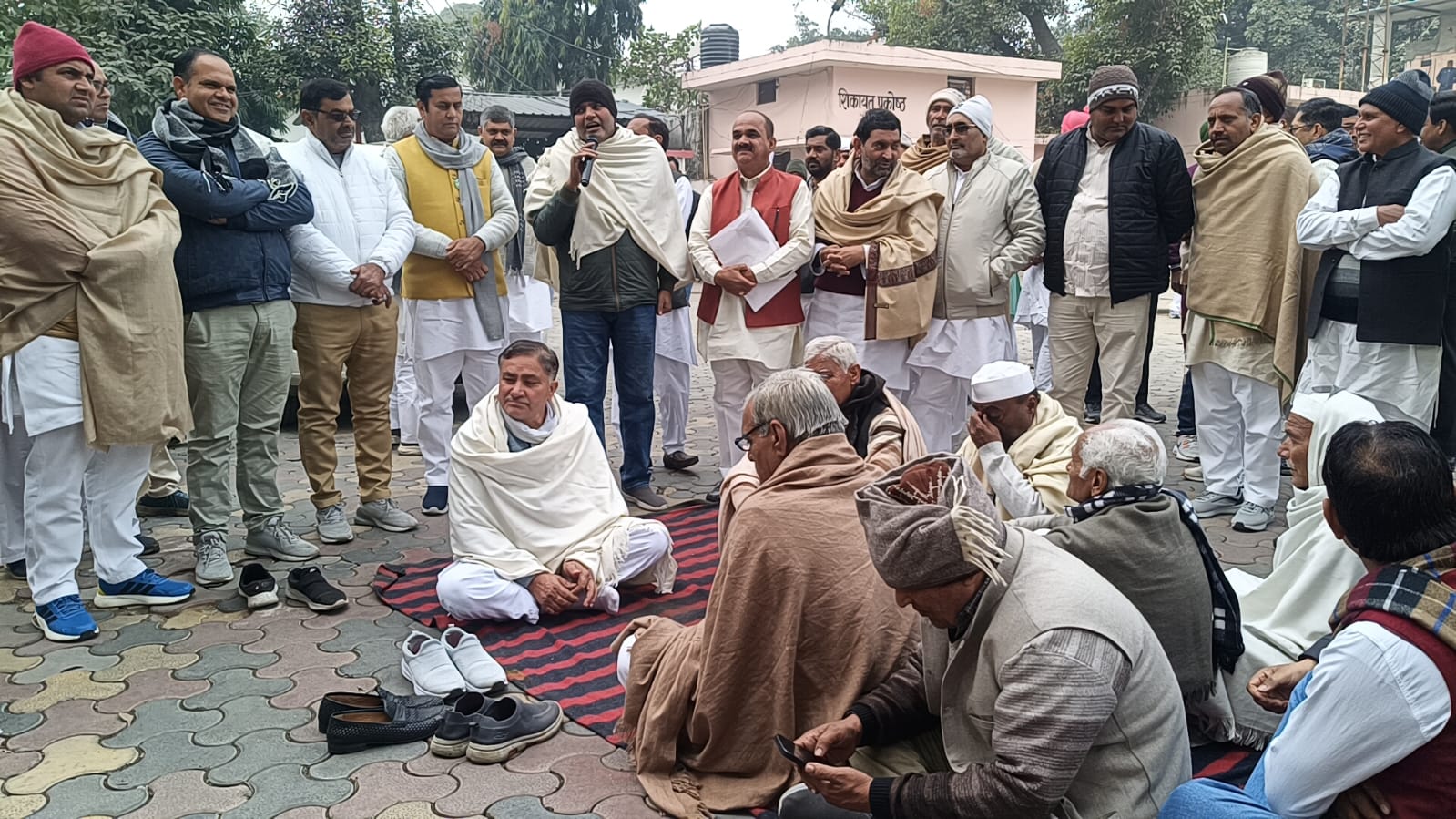 चौधरी चरण सिंह चौक विवाद का पटाक्षेप: भारी दबाव के बाद झुके सत्यप्रकाश रेशु, धरना स्थल पहुँच 'यूनिपोल' किया दान