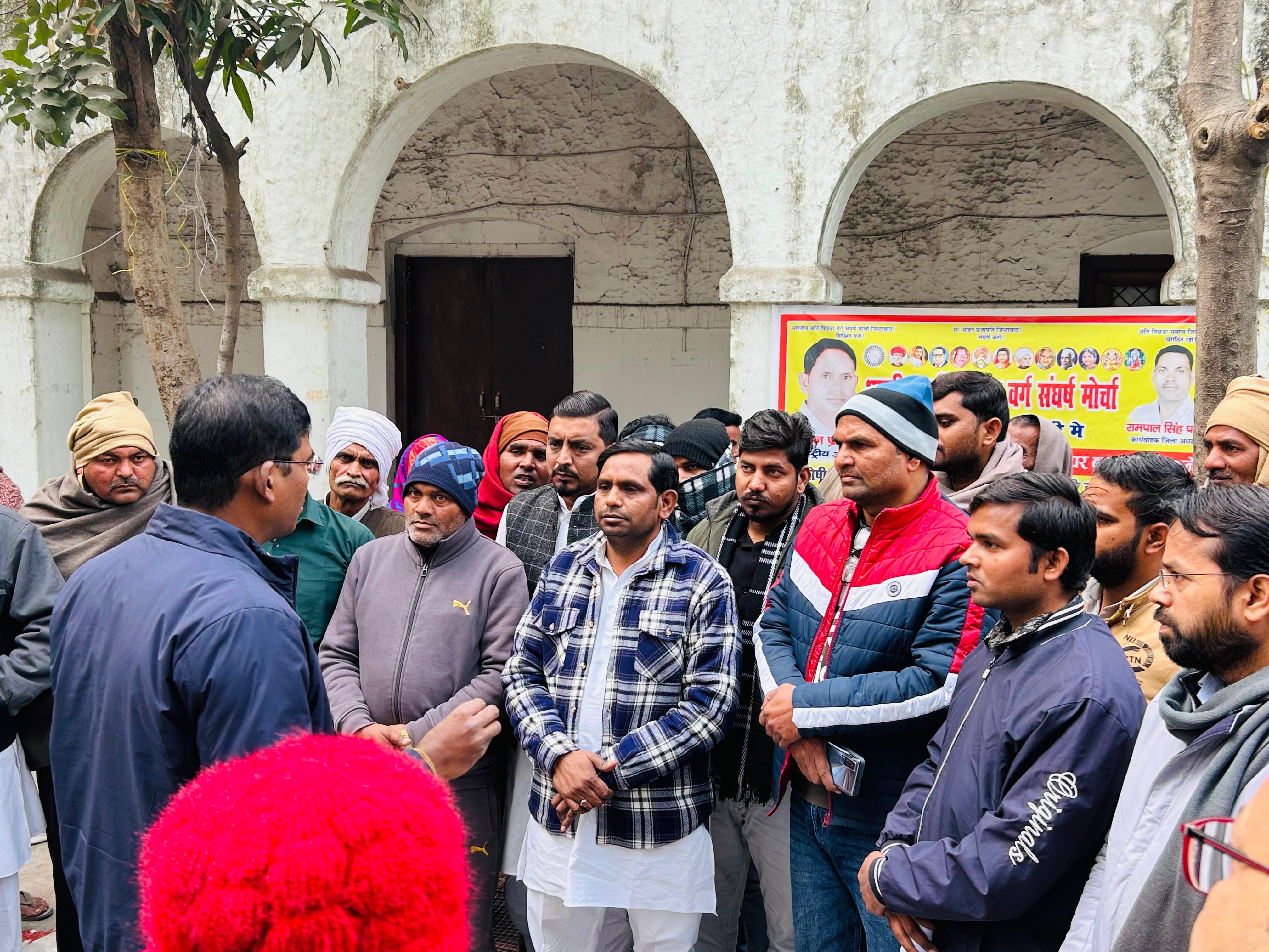 मुजफ्फरनगर में  गरीब के आशियाने पर बुलडोजर चलाने के खिलाफ भूख हड़ताल: लेखपाल पर गिरी गाज, मजिस्ट्रेट के आश्वासन पर धरना समाप्त