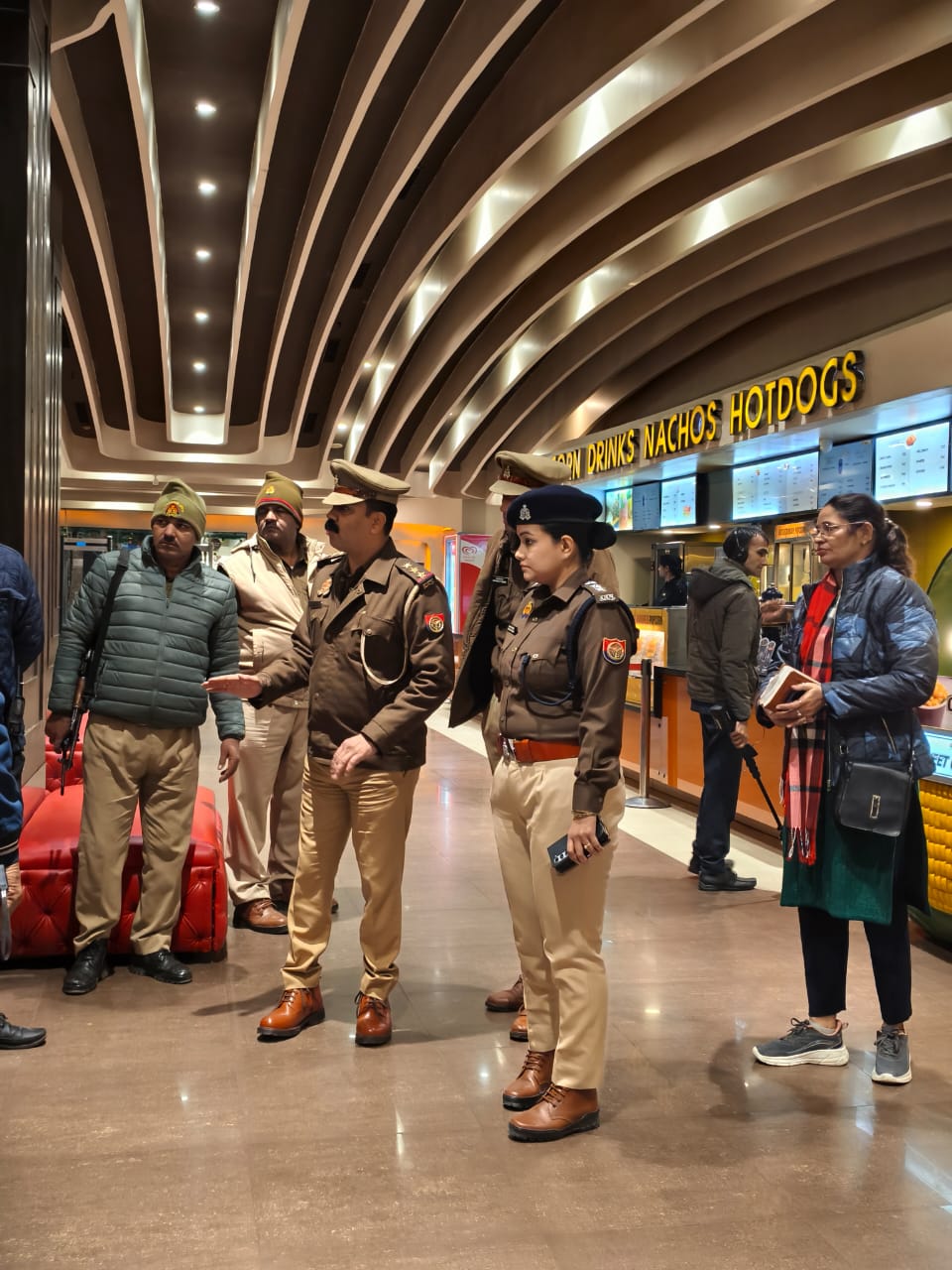 नए साल पर सुरक्षा का 'कवच': एसीपी रितेश त्रिपाठी के नेतृत्व में गाजियाबाद पुलिस का सर्च ऑपरेशन; होटलों और रेलवे स्टेशन पर सघन चेकिंग