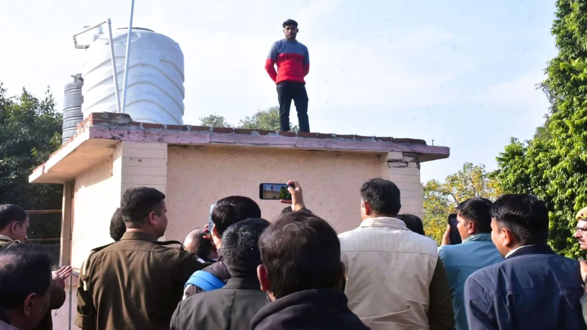 मजदूर ने लगाया श्रम प्रवर्तन अधिकारी पर रिश्वत का आरोप: छत से कूदने की दी धमकी, दोबारा जांच के आश्वासन पर उतारा गया नीचे