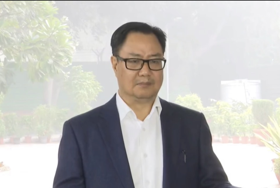 ‘वोट चोर, गद्दी छोड़’ रैली: रिजिजू ने पीएम मोदी पर आपत्तिजनक टिप्पणी के लिए खरगे और राहुल से संसद में की माफी की मांग 