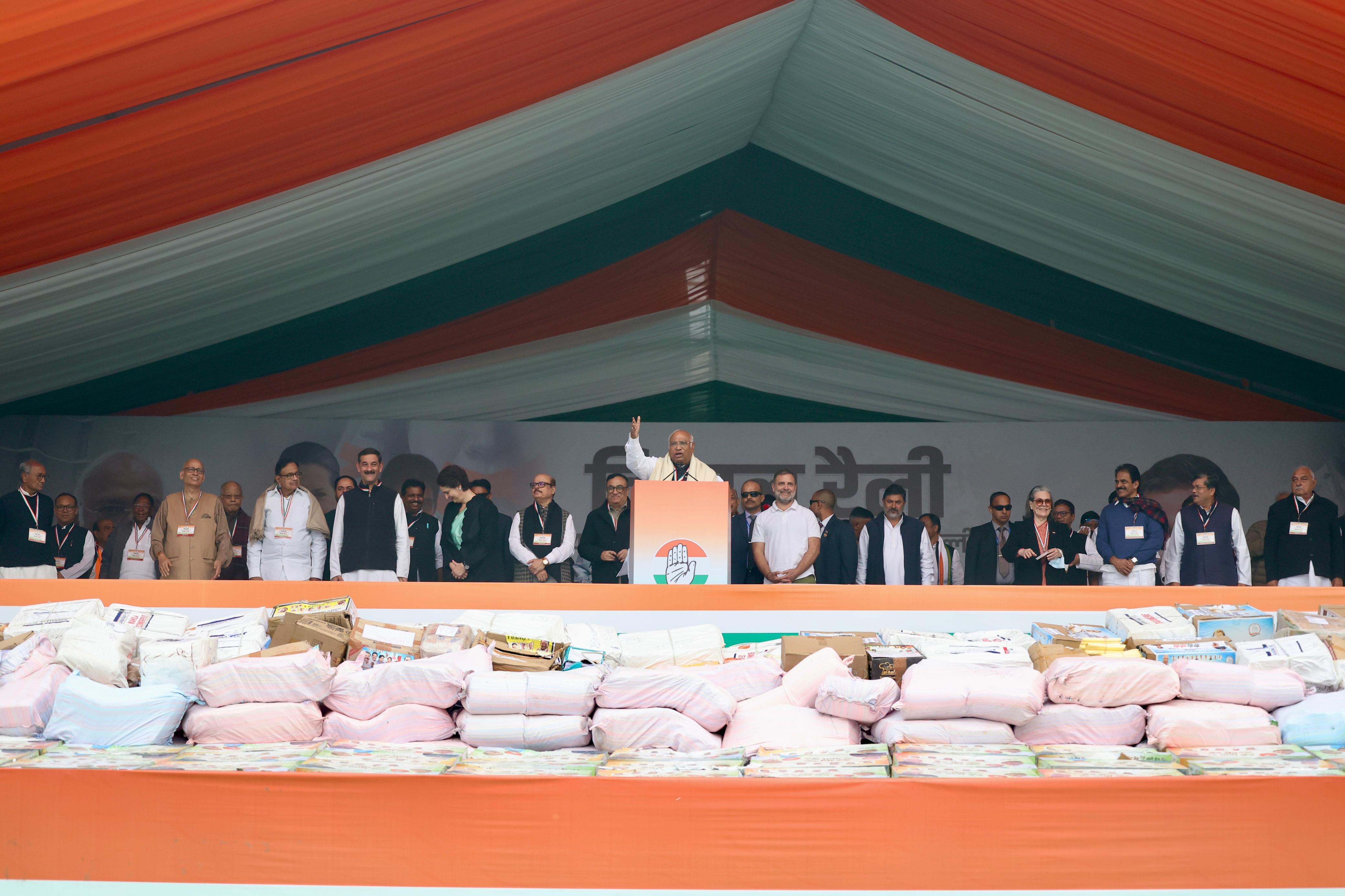  वोट चोरी के आरोपों को लेकर कांग्रेस की दिल्ली में ‘वोट चोर गद्दी छोड़’ महारैली, चुनाव आयोग और सरकार पर लोकतंत्र कमजोर करने के लगाये आरोप