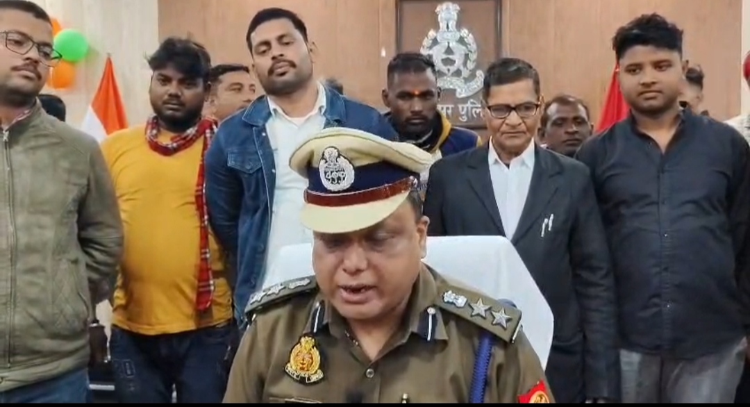 मीरजापुर: पुलिस ने लाेगाें काे 40 लाख के 293 गुम मोबाइल फाेन लौटाए , खिल उठे चेहरे