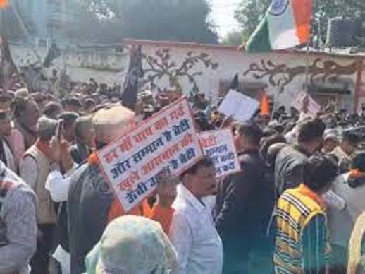 आईएएस के विवादित बयान के बाद लोगों में रोष..सड़कों पर उतरा ब्राह्मण समाज, सीएम हाउस घेराव की कोशिश, पुलिस से हुई धक्कामुक्की