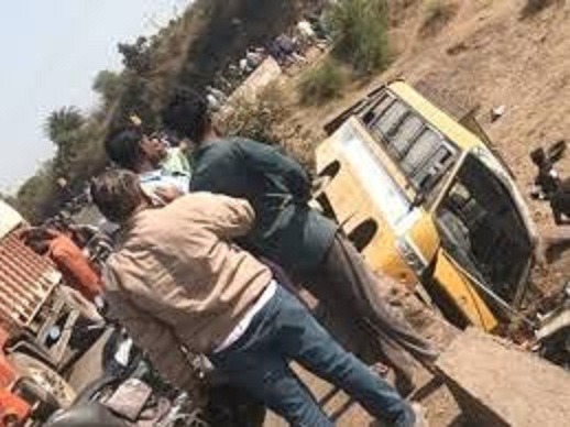 पिकनिक पर जा रही स्कूली बस अनियंत्रित होकर नदी में गिरी, कई छात्र घायल