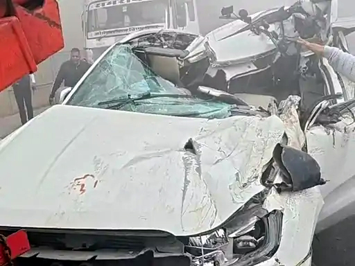 फरीदाबाद में कोहरे से भयानक हादसा: एक्सप्रेसवे पर कार कंटेनर में घुसी, दो की मौत