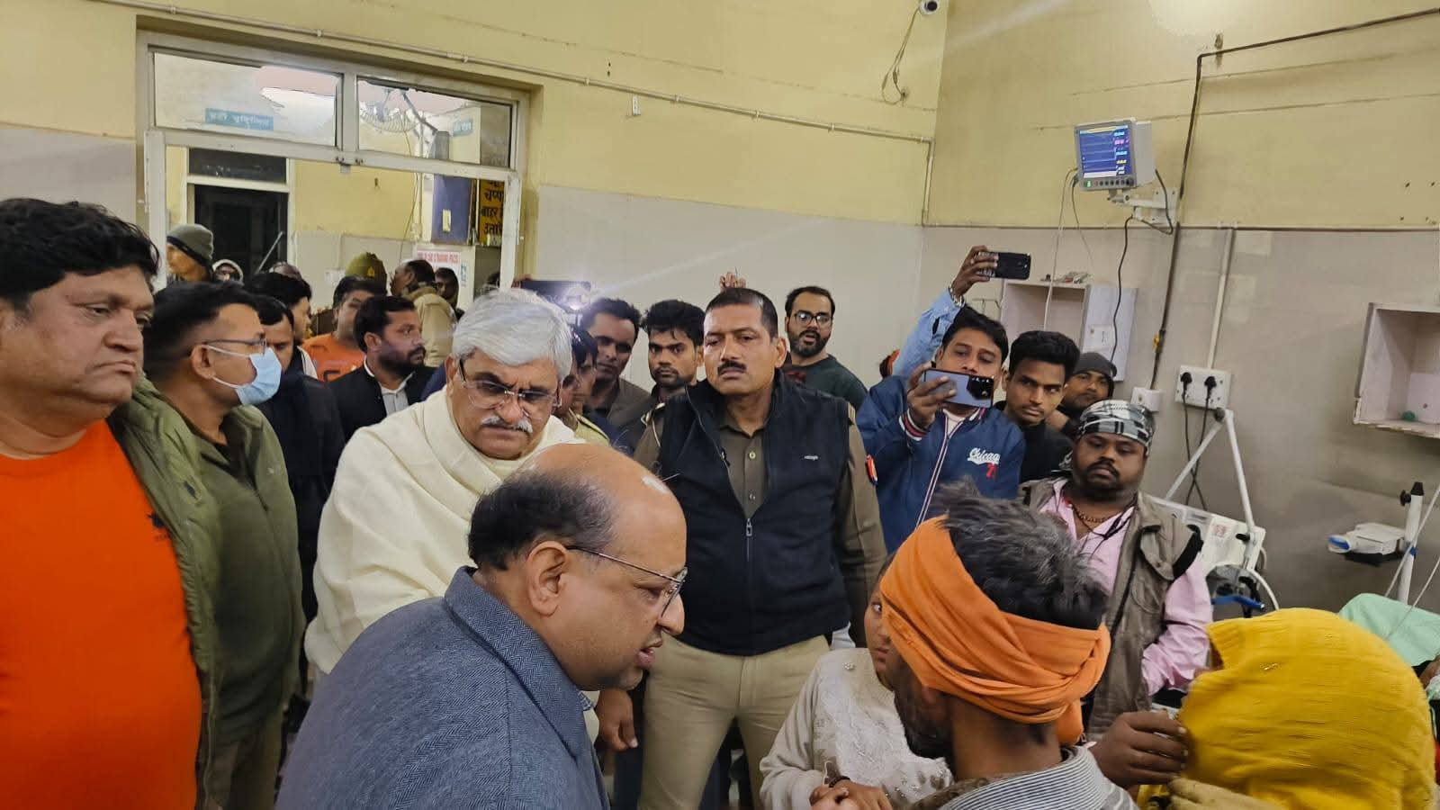 फिरोजाबाद में बड़ा हादसा: अस्पताल में थे माता-पिता, घर पर खाना बना रहे चार मासूम भाई-बहन सिलेंडर की आग में झुलसे