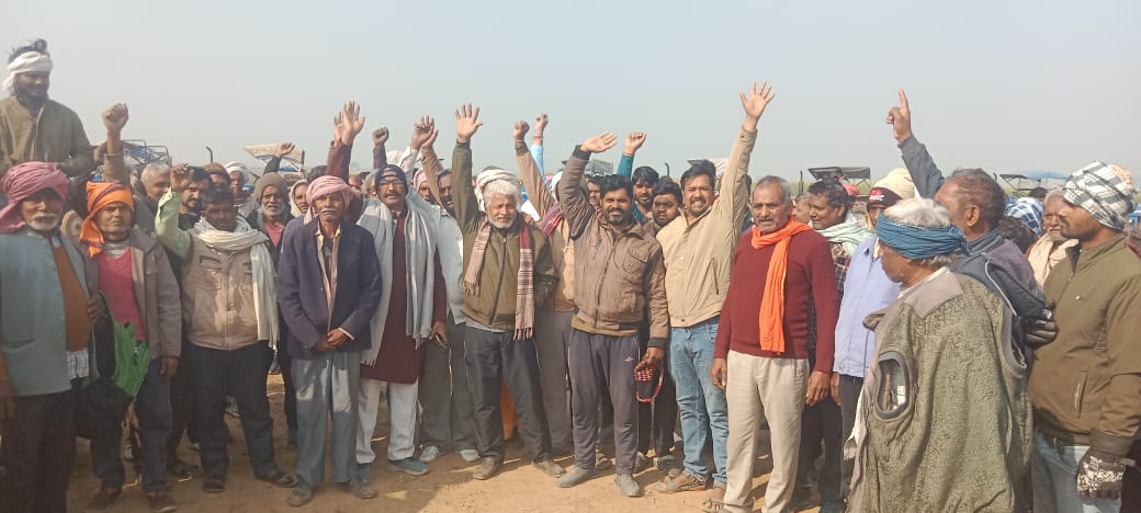 मुआवजा नहीं तो सड़क नहीं के नारों से गूंजा एनएच-7, किसानाें ने रुकवाया काम