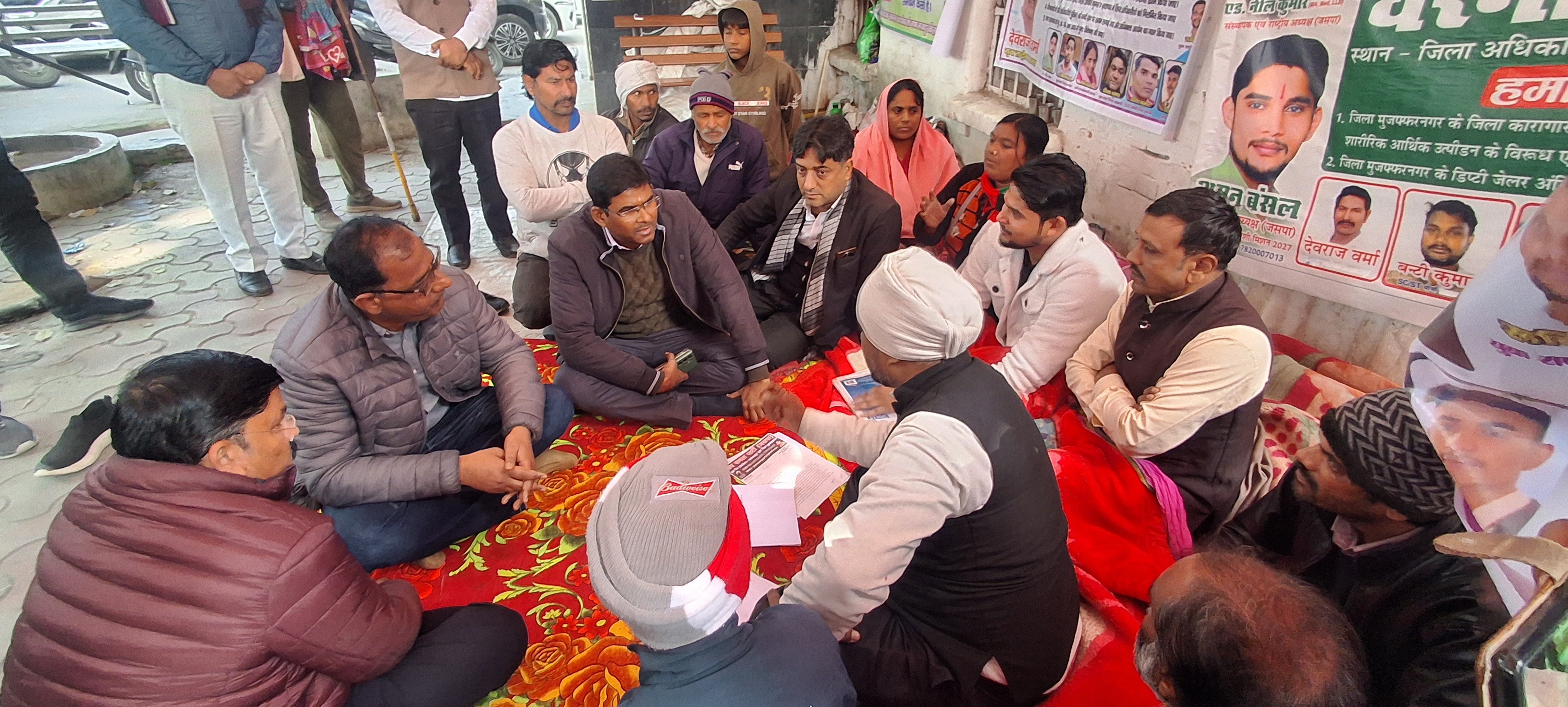 मुजफ्फरनगर जेल में भ्रष्टाचार के खिलाफ धरना तेज, सिटी मजिस्ट्रेट की अपील बेअसर, दोषियों पर कार्रवाई तक नहीं हटेंगे आंदोलनकारी