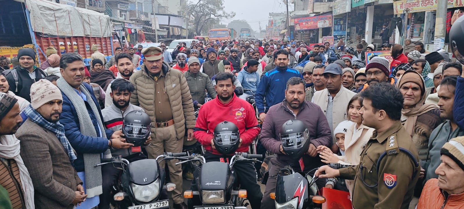 मुजफ्फरनगर में बेटी के जन्मदिन पर अनूठी पहल, भाजपा नेता ने बांटे 251 हेलमेट, सड़क सुरक्षा का संदेश