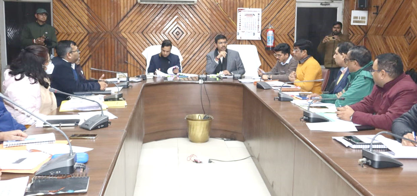 सहारनपुर: जिलाधिकारी मनीष बंसल ने ओवरलोडिंग वाहनों पर सख्ती और राहवीर योजना को बढ़ावा देने के दिए निर्देश