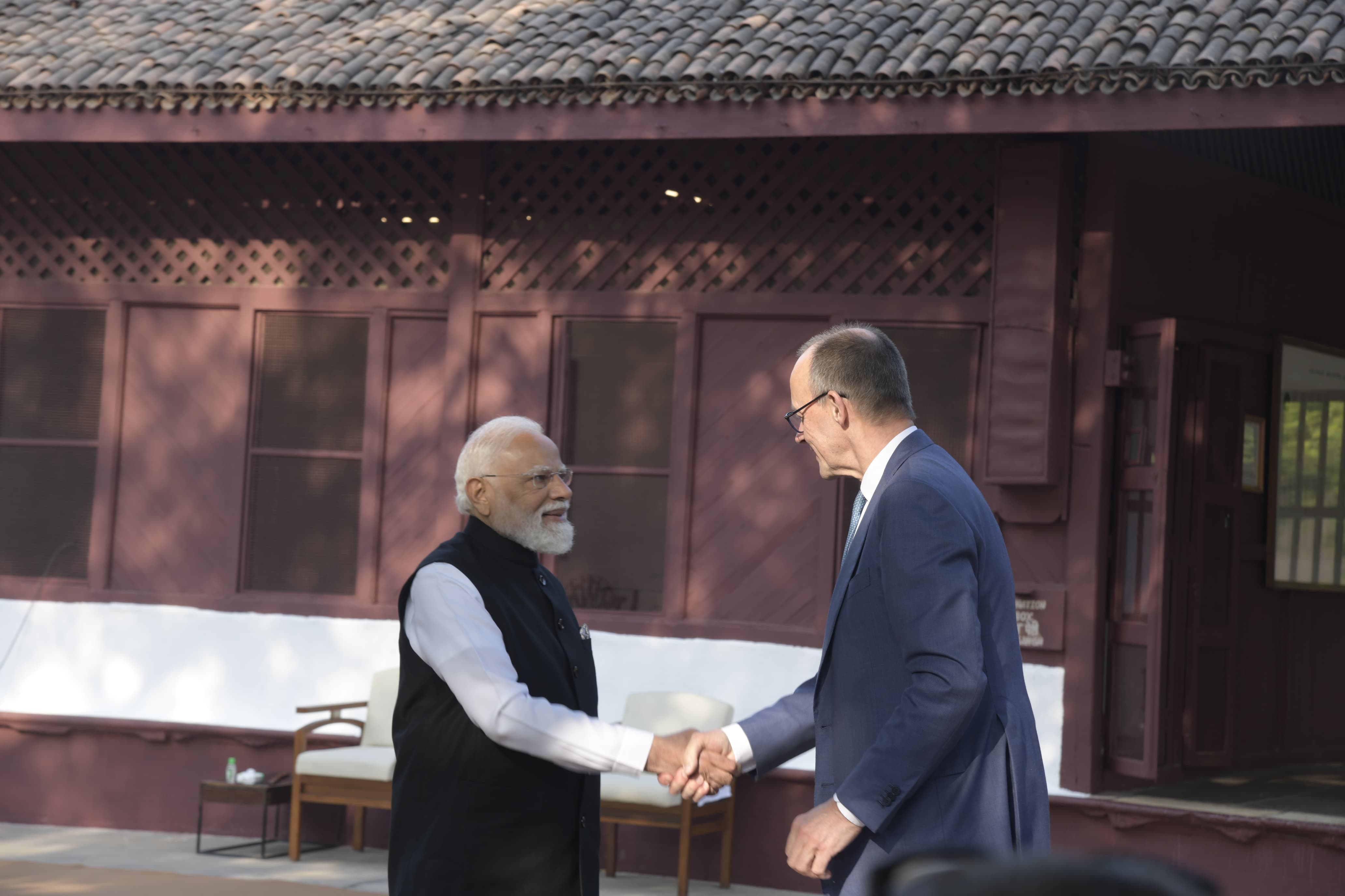 गांधी आश्रम में PM मोदी और जर्मन चांसलर: साबरमती के तट पर महात्मा गांधी को दी श्रद्धांजलि; चरखा चलाकर समझा खादी का महत्व