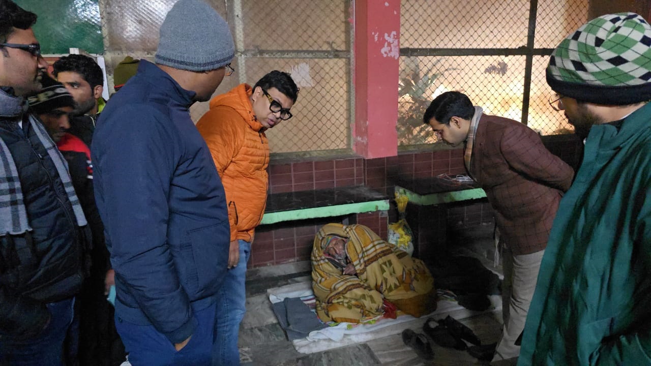 मुजफ्फरनगर में शीतलहर के बीच आधी रात को सड़कों पर निकले अधिकारी, निराश्रितों को पहुंचाया सुरक्षित ठिकानों पर
