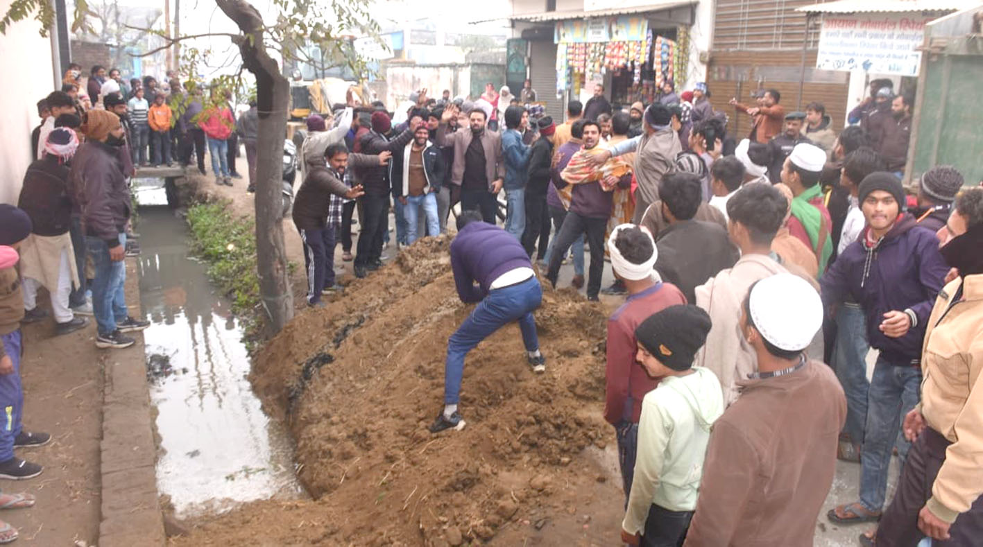 सहारनपुरः नवादा रोड क्षेत्र में जलभराव से परेशान लोगों का नगर निगम के खिलाफ जोरदार प्रदर्शन