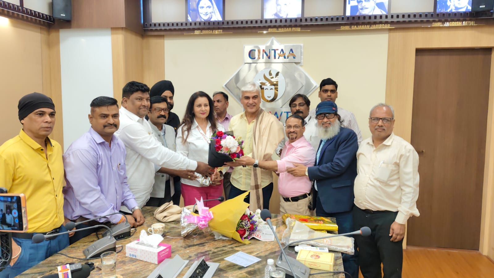 पूनम ढिल्लों ने लॉन्च किया जर्नलिस्ट्स मीडिया एंड एसोसिएशन का कैलेंडर; बोलीं- 'मीडिया है कलाकारों की समस्याओं का समाधान'