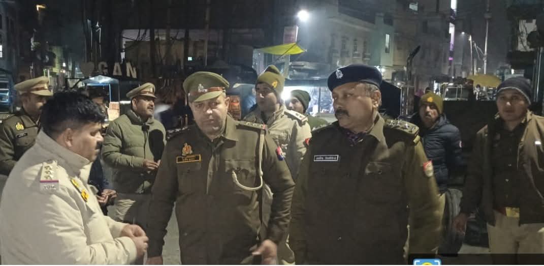 सहारनपुर: गंगोह पुलिस ने देर रात बाजारों का पैदल भ्रमण कर सुरक्षा कड़ी की