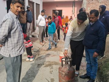 सहारनपुर के गंगोह में गैस सिलिंडर में लगी आग, परिवार और पड़ोसियों की सूझबूझ से टला बड़ा हादसा