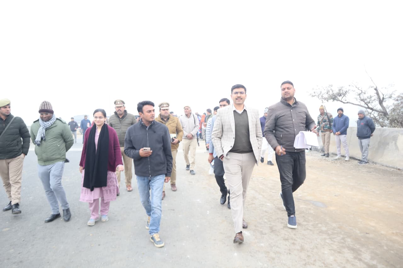 सहारनपुर में जिलाधिकारी मनीष बंसल ने दिल्ली-देहरादून हाईवे का निरीक्षण किया, किसानों के मुआवजे के आर्बिट्रेशन वादों का त्वरित निस्तारण