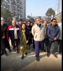 एटूजेड कॉलोनी में हाईमास्ट लाइट से हुआ सवेरा; मीनाक्षी स्वरूप और डॉ. संजीव बालियान ने किया लोकार्पण