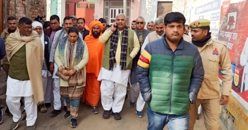 सपा सांसद हरेंद्र मलिक पहुंचे कपसाड, पीड़ित परिवार को दी 3 लाख की मदद; बोले- 'अन्याय के खिलाफ लड़ेगी पार्टी'