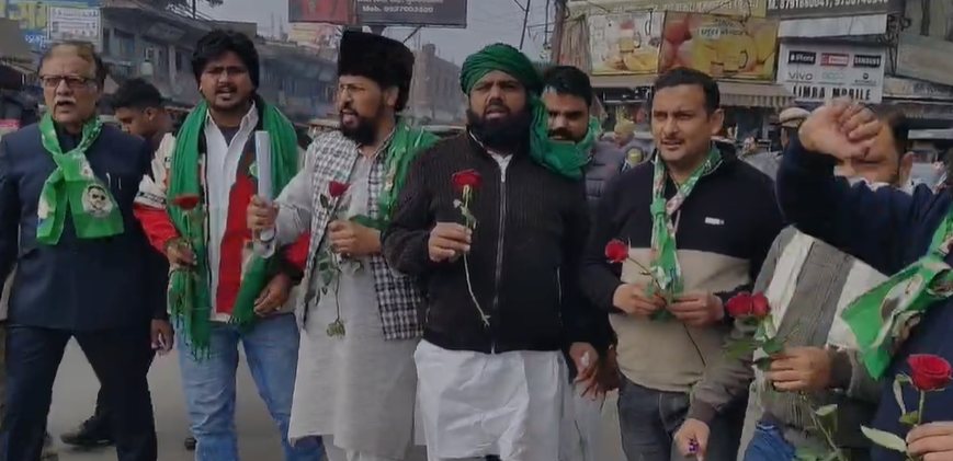 मुजफ्फरनगर में AIMIM का अमन अभियान, फूल और कलम बांटकर दिया शांति का संदेश