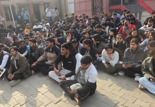 ग्रेटर नोएडा: विश्वेश्वरैया कॉलेज में छात्रा ने लगाया गंभीर उत्पीड़न का आरोप, समाजवादी छात्र सभा ने शुरू किया धरना