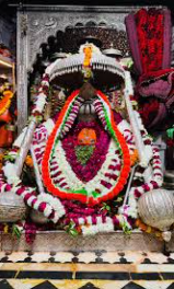 अयोध्या की हनुमानगढ़ी में उमड़े श्रद्धालु, जय बजरंगबली से गूंजा धाम