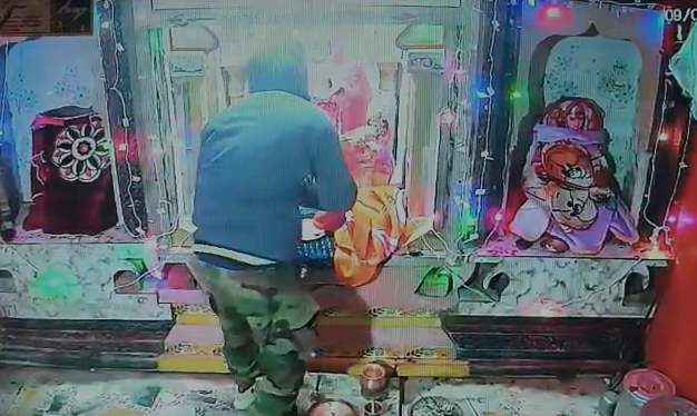 झांसी में अजीब चोरी: डर भी था, अपराध भी… CCTV में कैद पूरी कहानी