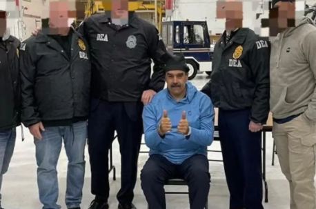 हिरासत में मादुरो! गिरफ्तारी के बाद पहली तस्वीरें वायरल, डबल थम्ब्स-अप ने मचाया बवाल