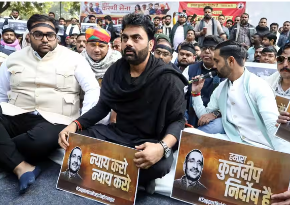 कुलदीप सेंगर के समर्थन में जंतर-मंतर पर 'न्याय महापंचायत': क्षत्रिय संगठनों ने बांधा काला पट्टा, जांच को बताया 'साजिश'
