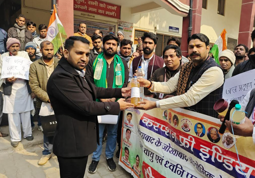 नोएडा में सिकंदराबाद एसडीएम को दूषित पानी की बोतल भेंटकर किया प्रदर्शन, ज्ञापन सौंपा