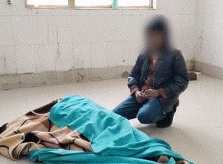 एटा में 8 साल के बेटे ने कराया मां का पोस्टमॉर्टम, शव के पास बिलखता रहा बेबस बच्चा