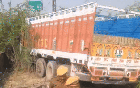 झांसी: सेमरी टोल प्लाजा पर तेज रफ्तार ट्रक ने मचाई आफत, दो कारें क्षतिग्रस्त, टोलकर्मी गंभीर घायल