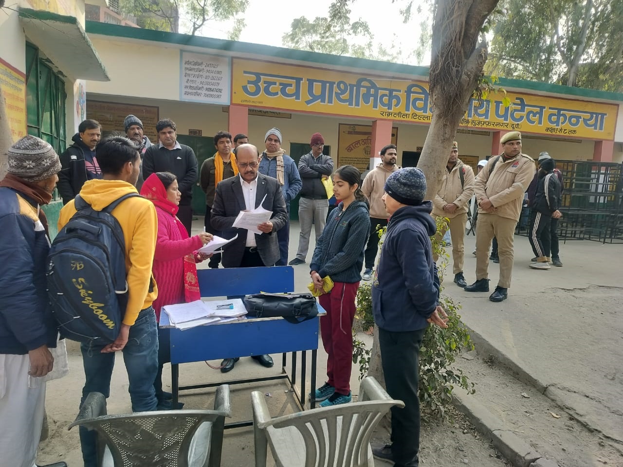 मुज़फ्फरनगर में डीएम उमेश मिश्रा ने बूथों का किया औचक निरीक्षण: बीएलओ को दिए मतदाता सूची दुरुस्त करने के निर्देश