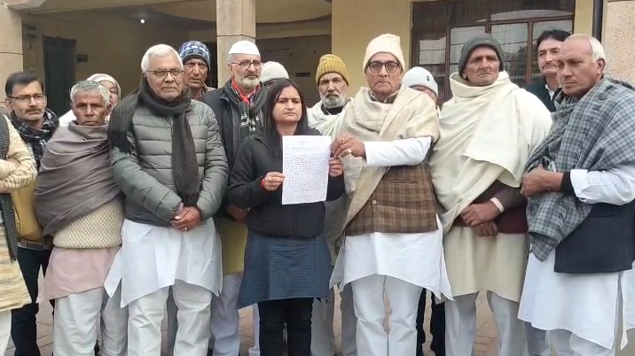 शामली में तिरंगे के कथित अपमान के मामले को लेकर ग्रामीण कलेक्ट्रेट पहुंचे, निष्पक्ष जांच की मांग