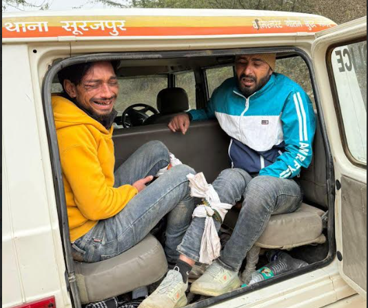 नोएडा: घरों व मंदिरों में चोरी करने वाले दो बदमाश पुलिस मुठभेड़ में घायल, बरामद अवैध सामान