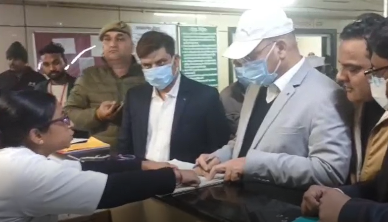 मेरठ में जिलाधिकारी डॉ. वीके सिंह ने लाला लाजपत राय मेडिकल कॉलेज का औचक निरीक्षण किया