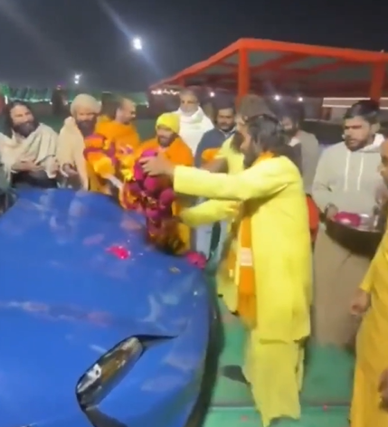 साधु या सेठ? माघ मेले में ‘पोर्शे बाबा’ का जलवा, तपस्या के साथ टॉप-गियर!