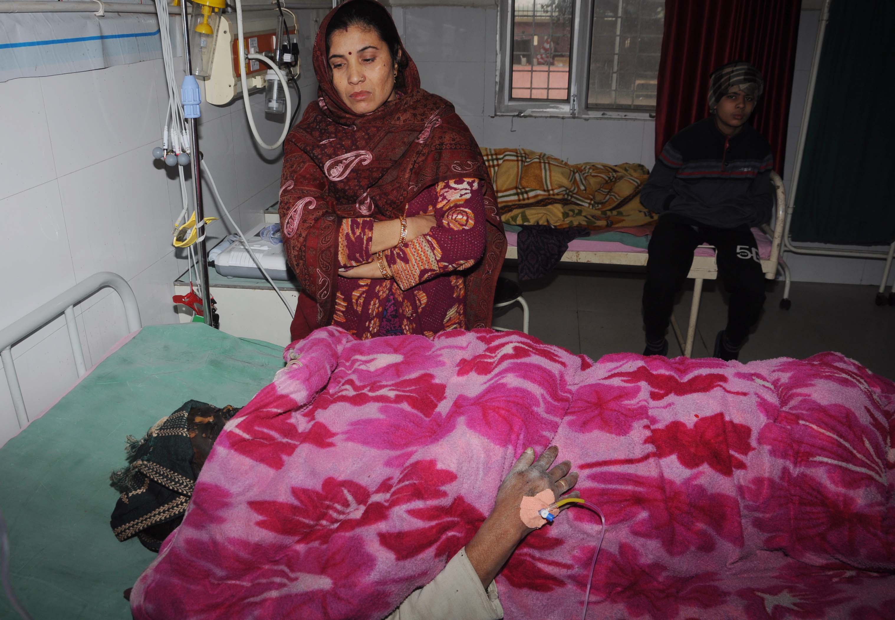 शामली: खाना बनाते समय दौरा पड़ने से महिला गैस चूल्हे पर गिरकर झुलसी, मेरठ रेफर