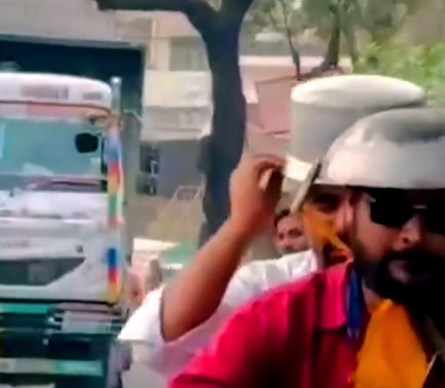 अमेठी में देसी जुगाड़ का कमाल! सिर पर कढ़ाई–भगौना, बाइक बनी रसोई ऑन व्हील्स