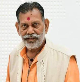 ललितपुर में मंत्री मनोहर लाल पंथ का वीडियो वायरल: कमिश्नर के पैर छूते देख लोग हैरान!