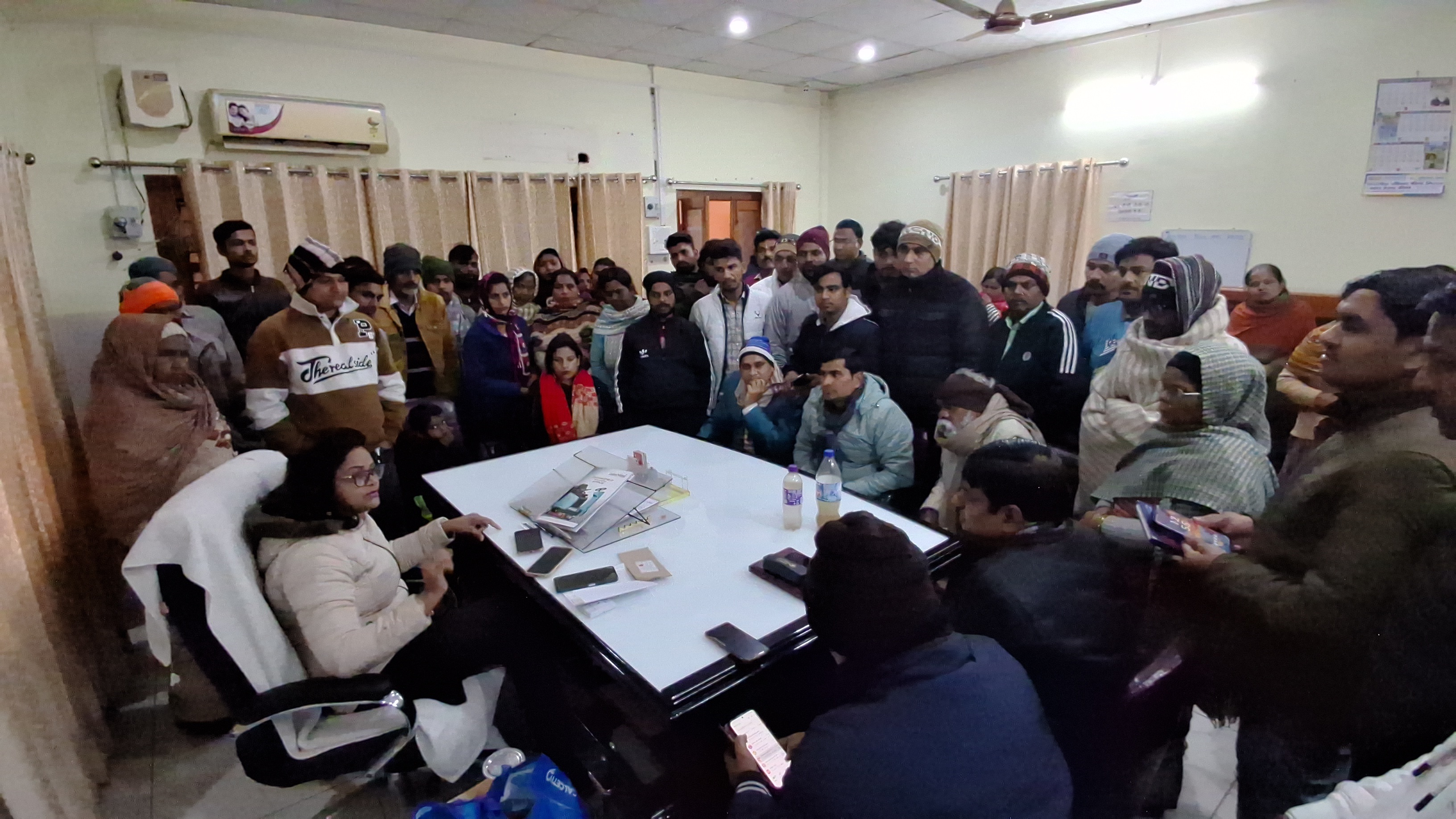 मुजफ्फरनगर में गंदे पानी की सप्लाई से फूटा गुस्सा, कंबल वाली गली का बुरा हाल, गुस्साए नागरिकों ने किया पालिका प्रशासन का घेराव