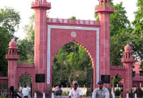 AMU में बड़ा विवाद! हिंदू प्रोफेसर का आरोप— 27 साल से उत्पीड़न, विभागाध्यक्ष कर रहे बदनाम