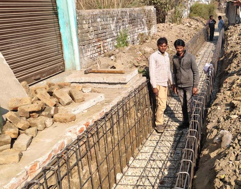 शामली में जलभराव दूर करने नाला निर्माण का निरीक्षण, ठेकेदार को कड़ी फटकार