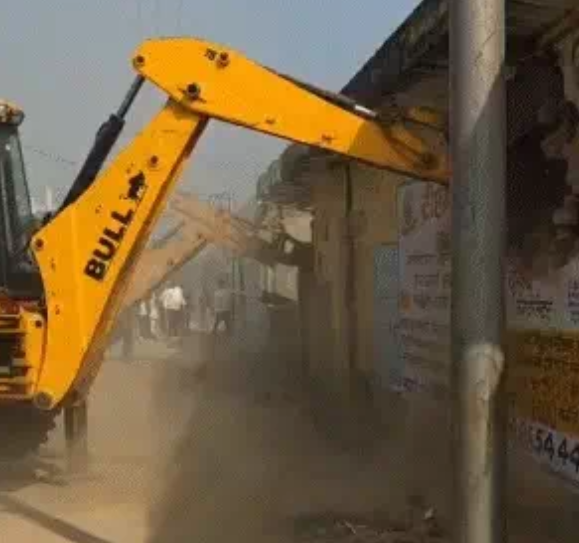 संभल में ‘बुलडोजर एक्शन’: 27 बीघा सरकारी जमीन से हटा अवैध कब्जा, सगाई वाले घर पर भी चला पंजा